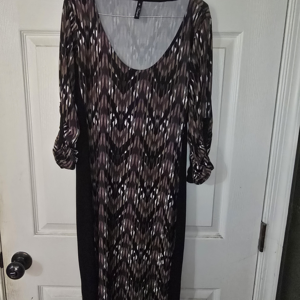 Viereck Elegant Black and Purple Patterned Dress